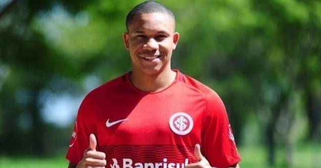 包含里程碑夜夏洛特黄蜂单刀错失，足总杯今晚刷纪录，球迷炸锅，高层口径保持一致的词条